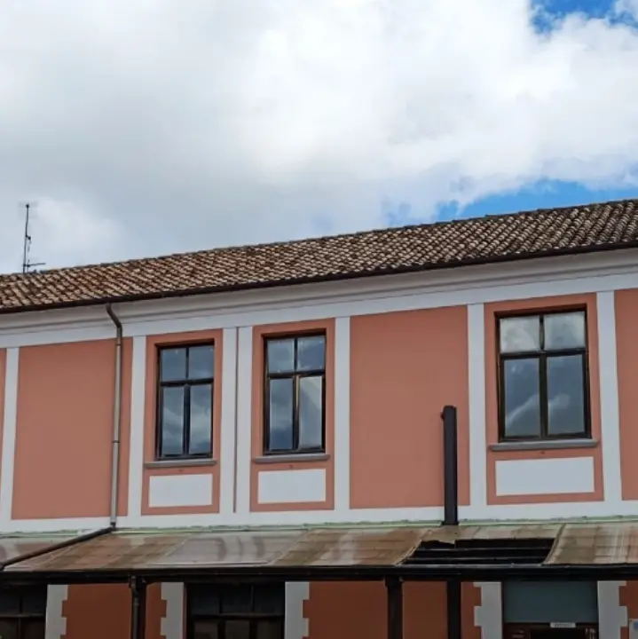 Serra San Bruno, l’opposizione: «La tettoia della scuola Tedeschi lasciata in condizioni indecorose e insicure, s’intervenga»\n