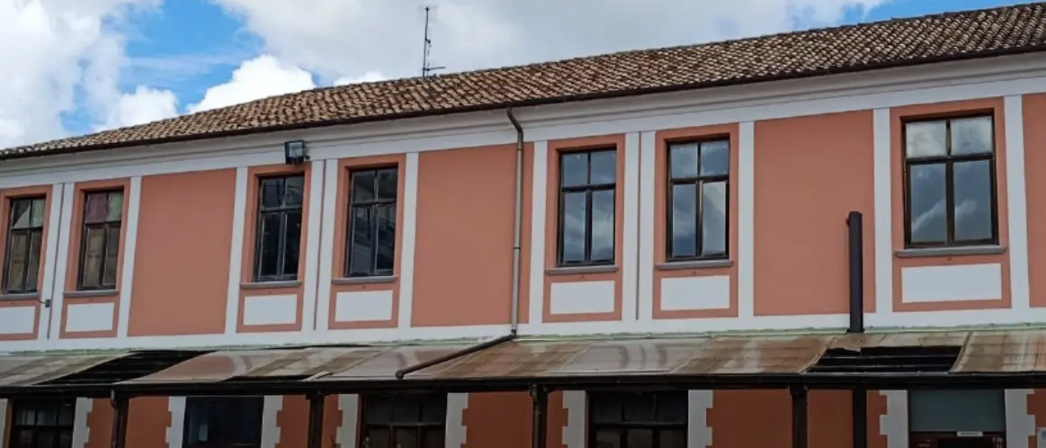 Serra San Bruno, l’opposizione: «La tettoia della scuola Tedeschi lasciata in condizioni indecorose e insicure, s’intervenga»\n