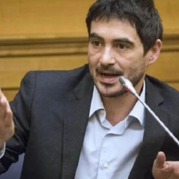 Tutti sullo stesso volo per Lamezia, Fratoianni (Avs): «Unico modo per raggiungere la Calabria»\n