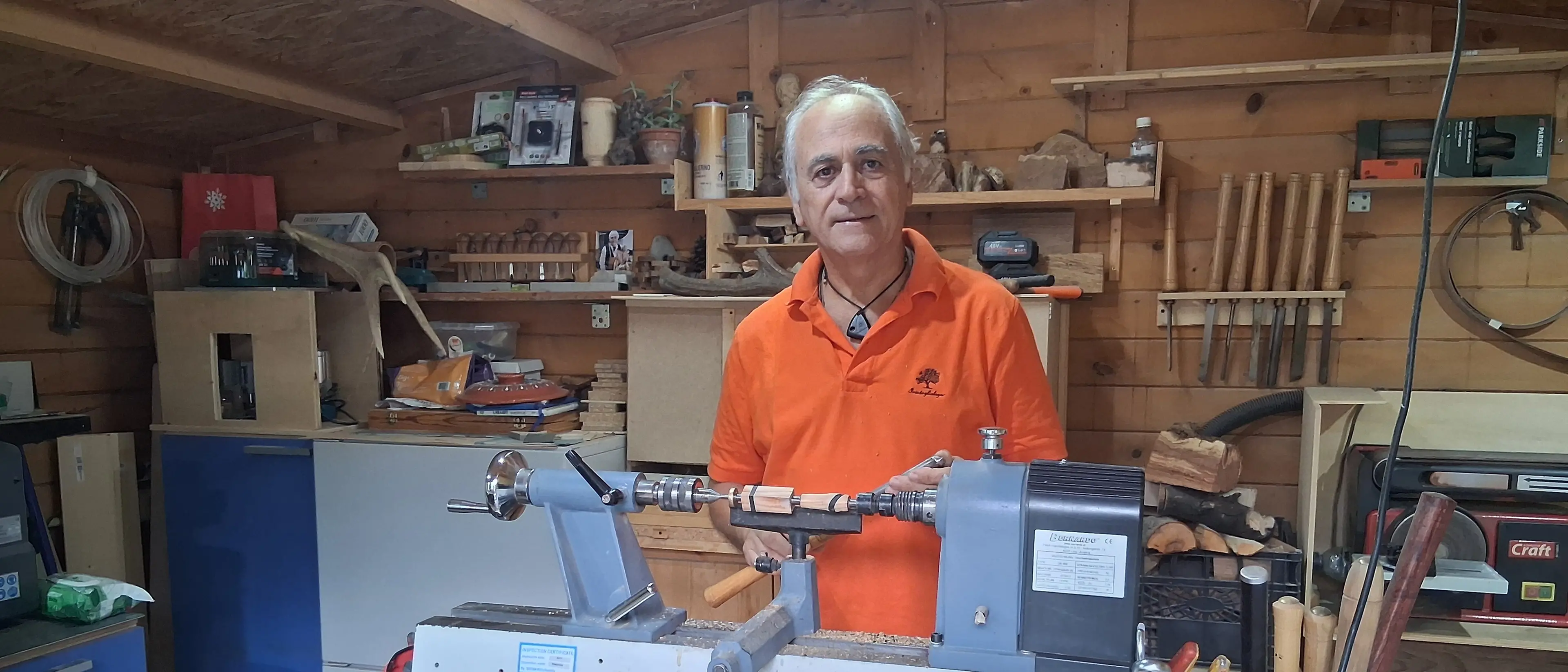 Quando dal legno nascono emozioni, dalla penna donata al Papa alle creazioni fatte a mano: la storia di Francesco Scarpino