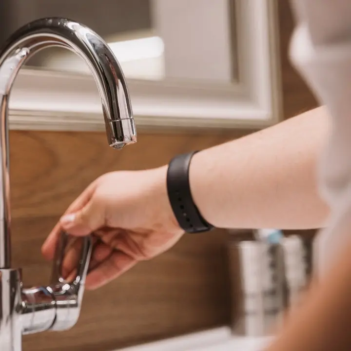 L’estate è finita, i turisti sono andati via ma a Ricadi l’acqua continua a mancare. Una mamma esasperata: «Costretti a usare una doccia da campeggio»\n