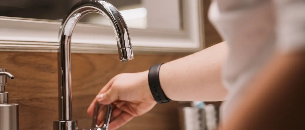 L’estate è finita, i turisti sono andati via ma a Ricadi l’acqua continua a mancare. Una mamma esasperata: «Costretti a usare una doccia da campeggio»\n