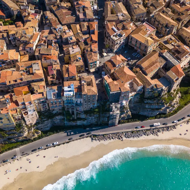 Tropea, la nuova caserma dei carabinieri al posto della “scuola innovativa” da 5 milioni di euro mai nata: cronistoria di un sogno infranto\n