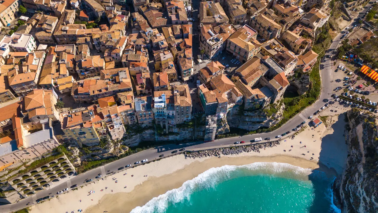 Tropea, la nuova caserma dei carabinieri al posto della “scuola innovativa” da 5 milioni di euro mai nata: cronistoria di un sogno infranto\n