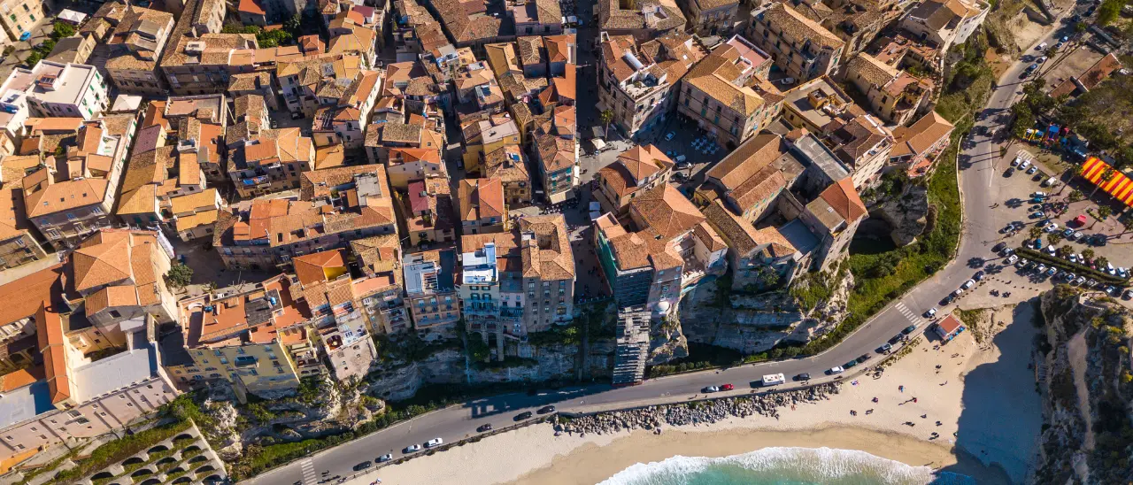 Tropea, la nuova caserma dei carabinieri al posto della “scuola innovativa” da 5 milioni di euro mai nata: cronistoria di un sogno infranto\n