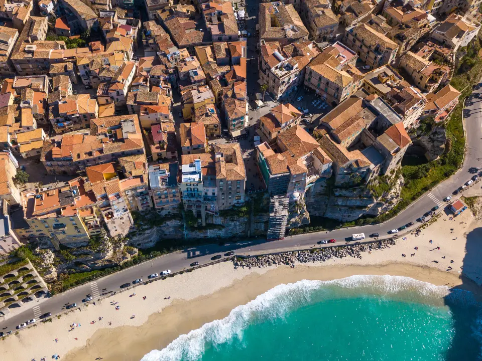 Tropea, la nuova caserma dei carabinieri al posto della “scuola innovativa” da 5 milioni di euro mai nata: cronistoria di un sogno infranto