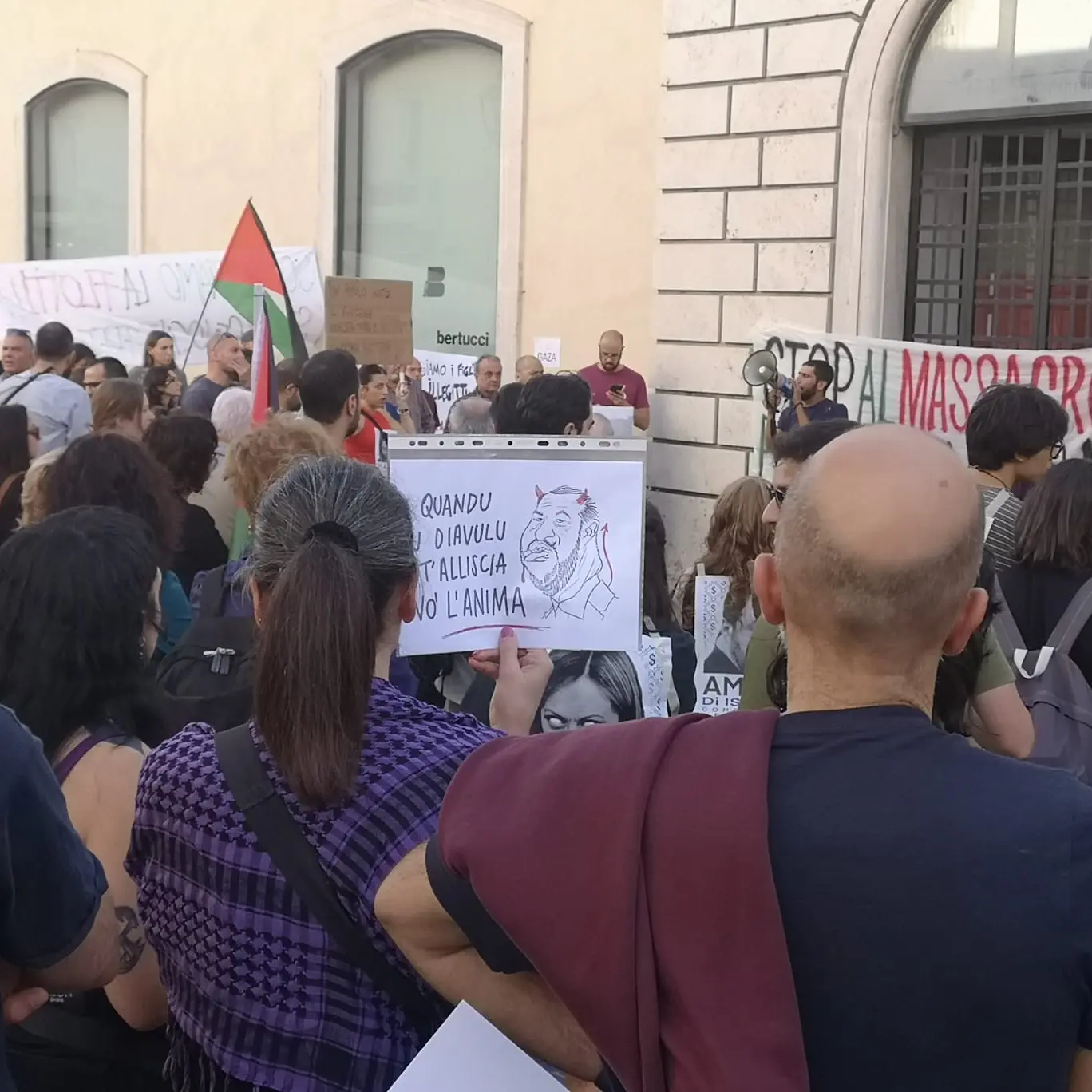La Lamezia pro-Palestina non resta a guardare (e brucia le immagini di Meloni): «Quello che sta succedendo è disumano»\n