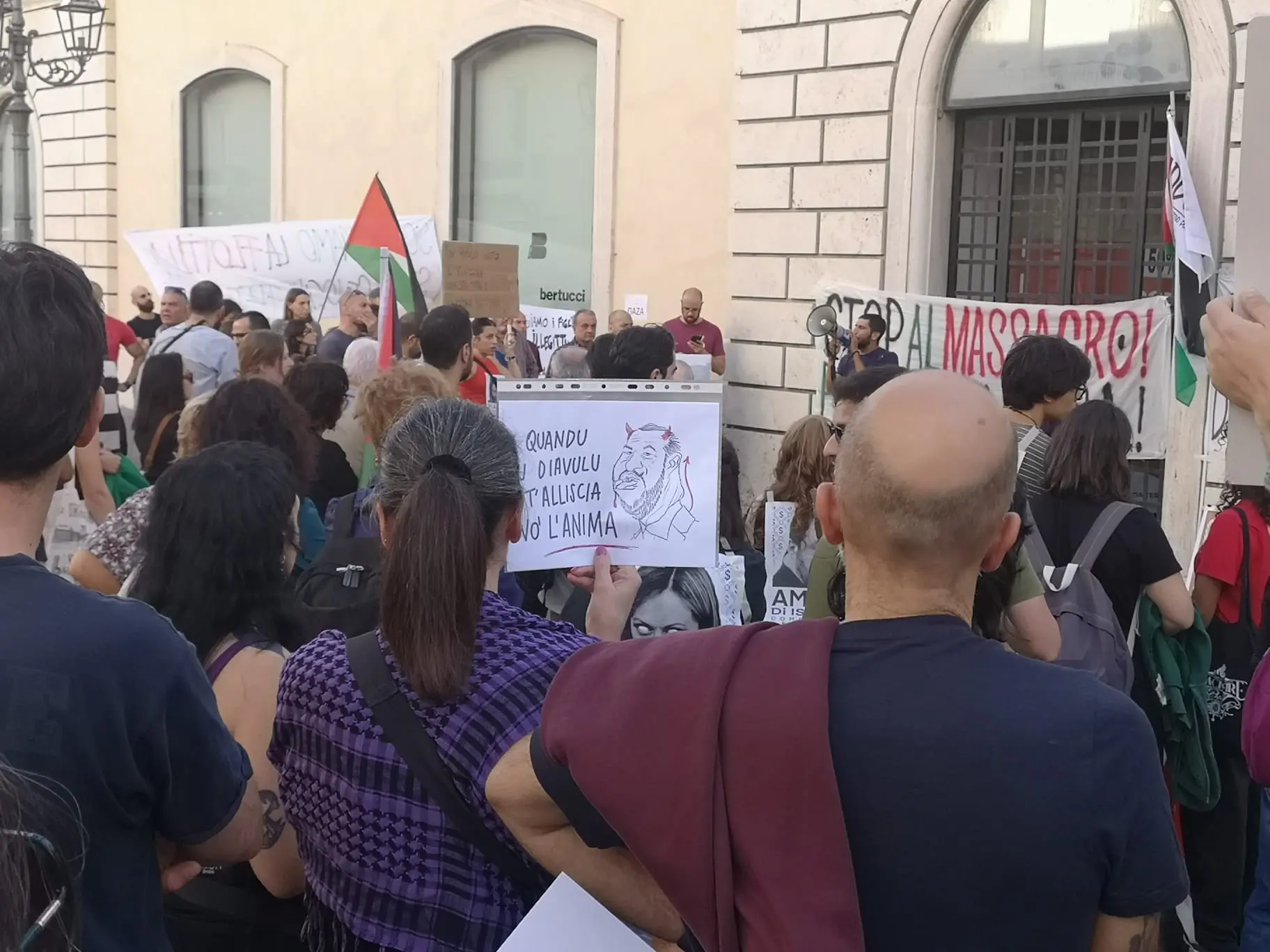 La Lamezia pro-Palestina non resta a guardare (e brucia le immagini di Meloni): «Quello che sta succedendo è disumano»\n