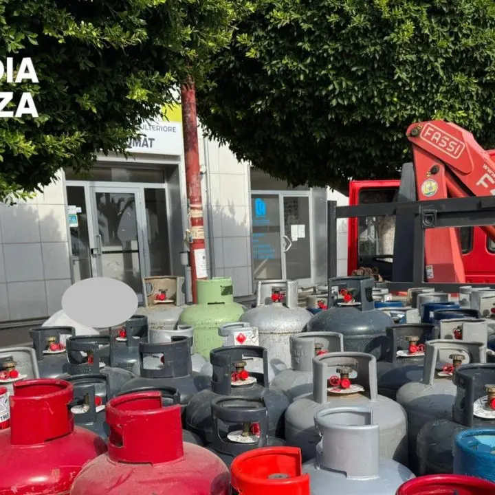 Sequestrate 70 bombole di gpl illegalmente commercializzate nel Crotonese: una denuncia\n