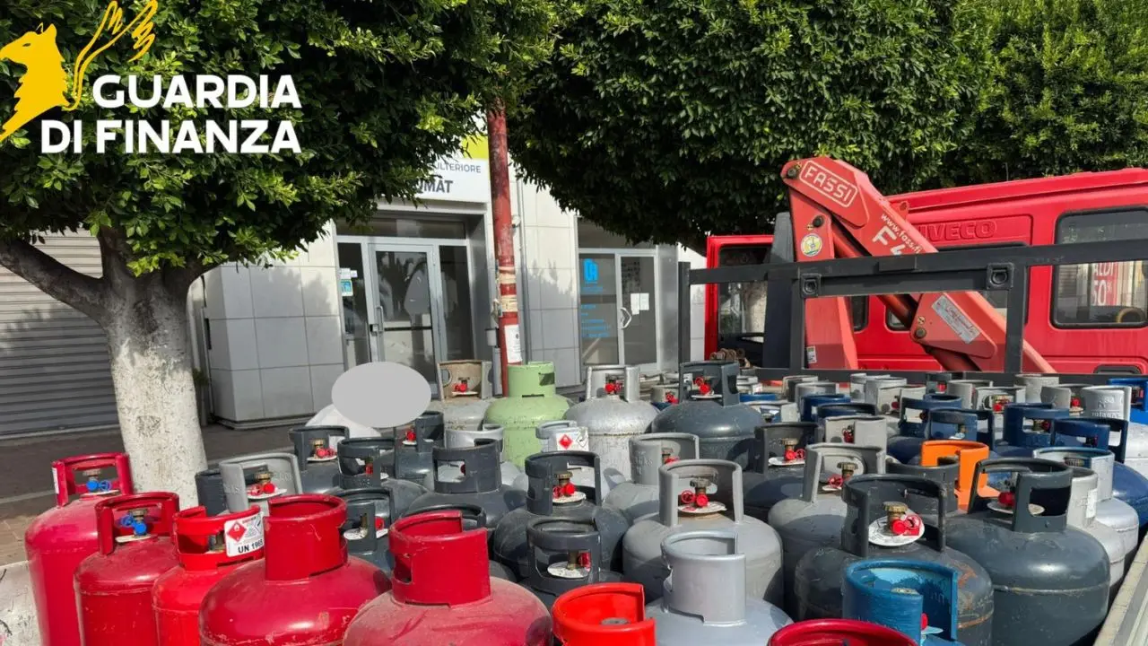 Sequestrate 70 bombole di gpl illegalmente commercializzate nel Crotonese: una denuncia\n