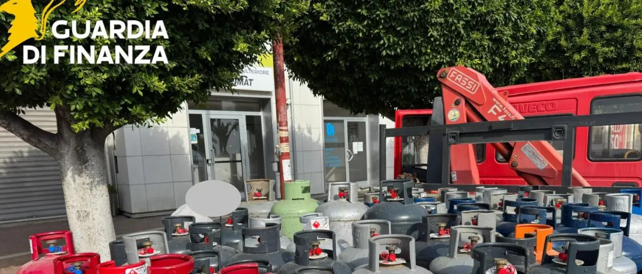 Sequestrate 70 bombole di gpl illegalmente commercializzate nel Crotonese: una denuncia\n