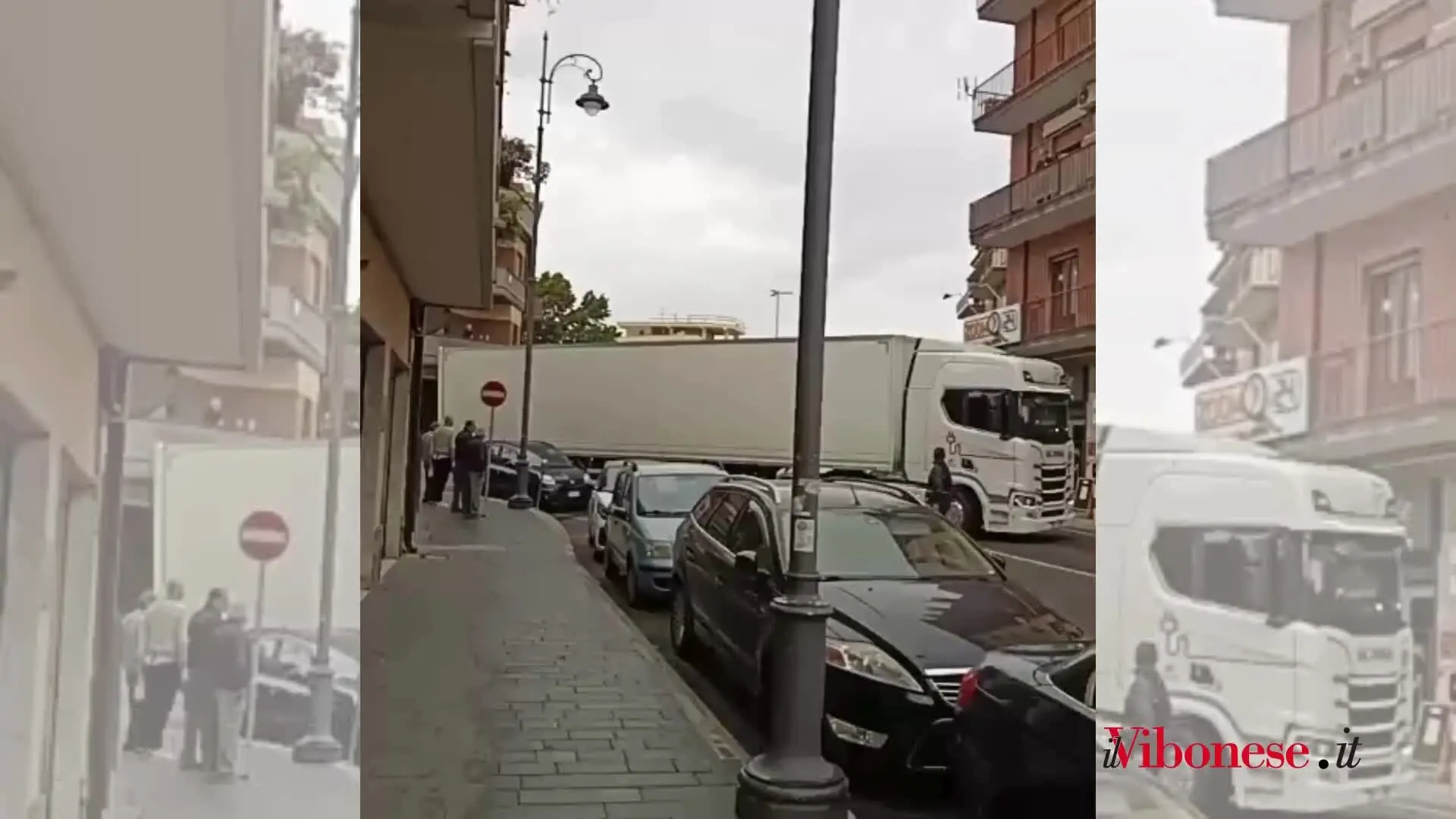 Auto in divieto di sosta paralizza il traffico nel centro di Vibo: scatta l'applauso quando il mezzo viene portato via