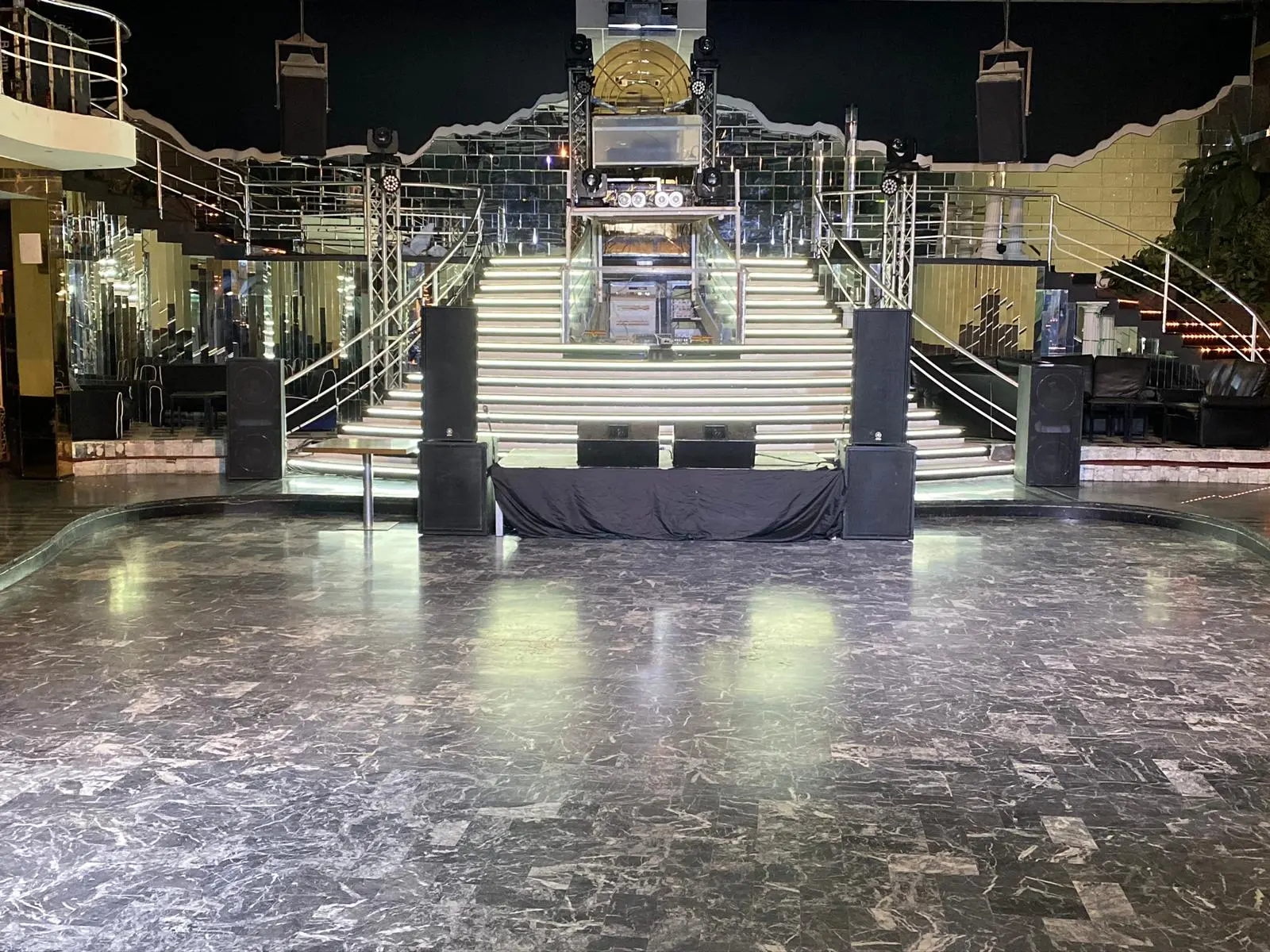 Coronavirus, la proposta di Sorgonà: «Fare i vaccini in discoteca»