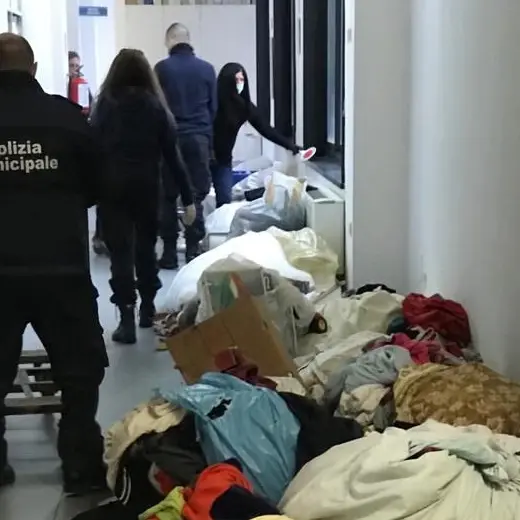 Commercio abusivo in Piazza del Popolo, sequestri della polizia locale