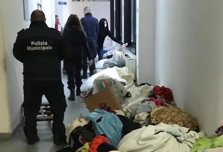 Commercio abusivo in Piazza del Popolo, sequestri della polizia locale