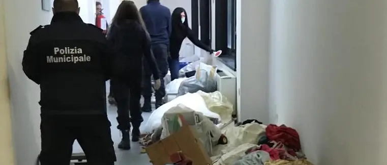 Commercio abusivo in Piazza del Popolo, sequestri della polizia locale