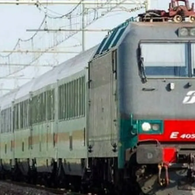 Treno travolge tre giovani a Trecate: un morto e due feriti, uno è grave\n
