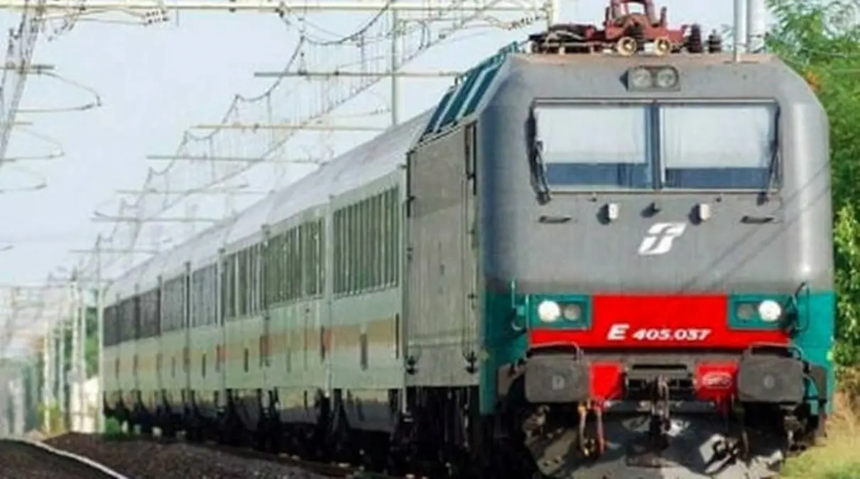 Incendi in Calabria, traffico ferroviario in tilt: ritardi di oltre 100 minuti
