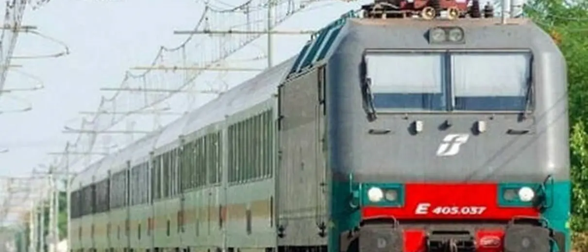 Incendi in Calabria, traffico ferroviario in tilt: ritardi di oltre 100 minuti