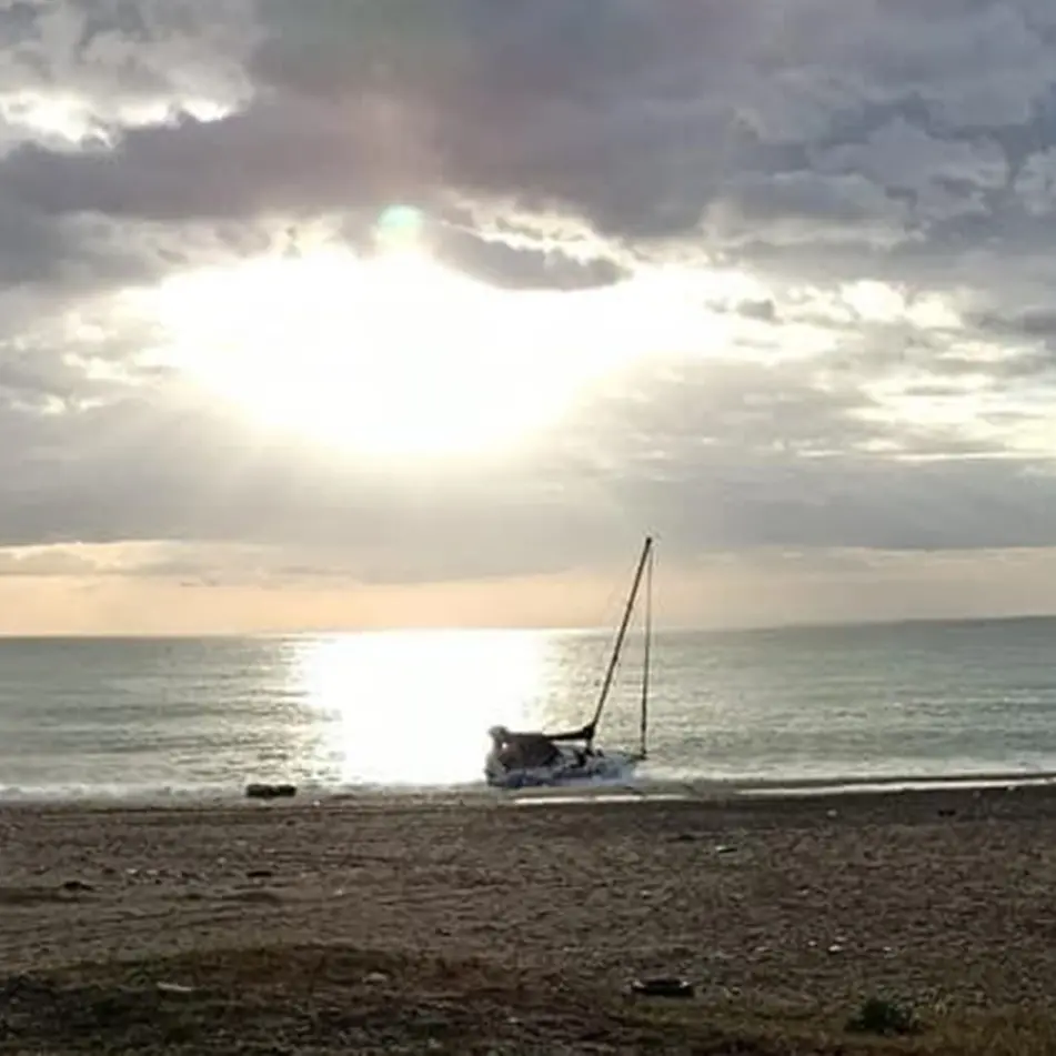 Locride, barca a vela si arena sulla spiaggia di Bruzzano nella notte: soccorsi oltre 80 migranti