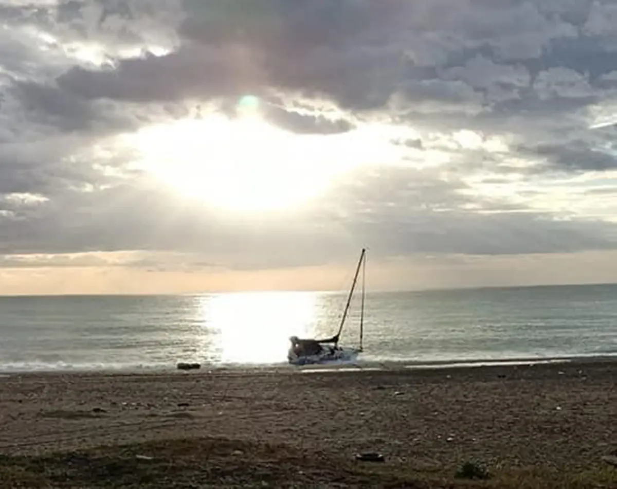 Locride, barca a vela si arena sulla spiaggia di Bruzzano nella notte: soccorsi oltre 80 migranti