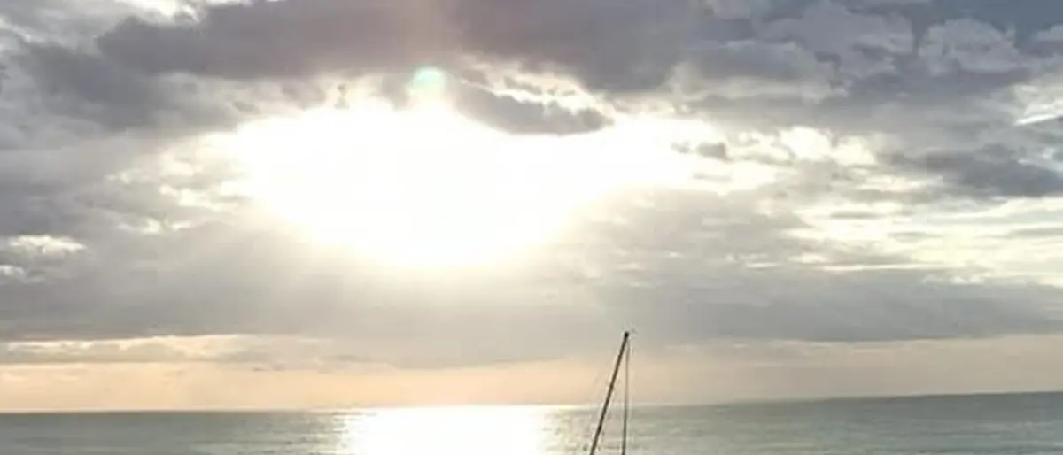 Locride, barca a vela si arena sulla spiaggia di Bruzzano nella notte: soccorsi oltre 80 migranti