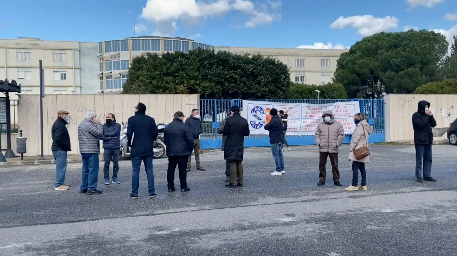 Siderno, nuovo sit-in davanti all'ex ospedale. «I soldi ci sono. Riapritelo»