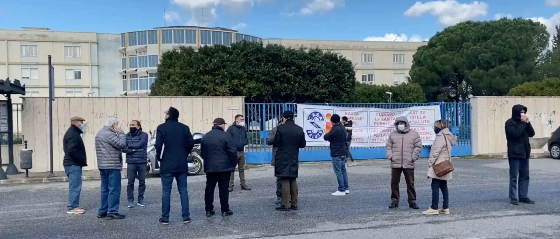 Siderno, nuovo sit-in davanti all'ex ospedale. «I soldi ci sono. Riapritelo»