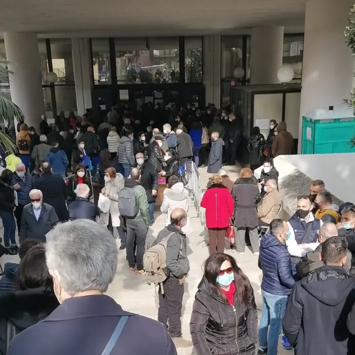 Vaccino anti-Covid, ancora assembramenti a Palazzo Campanella