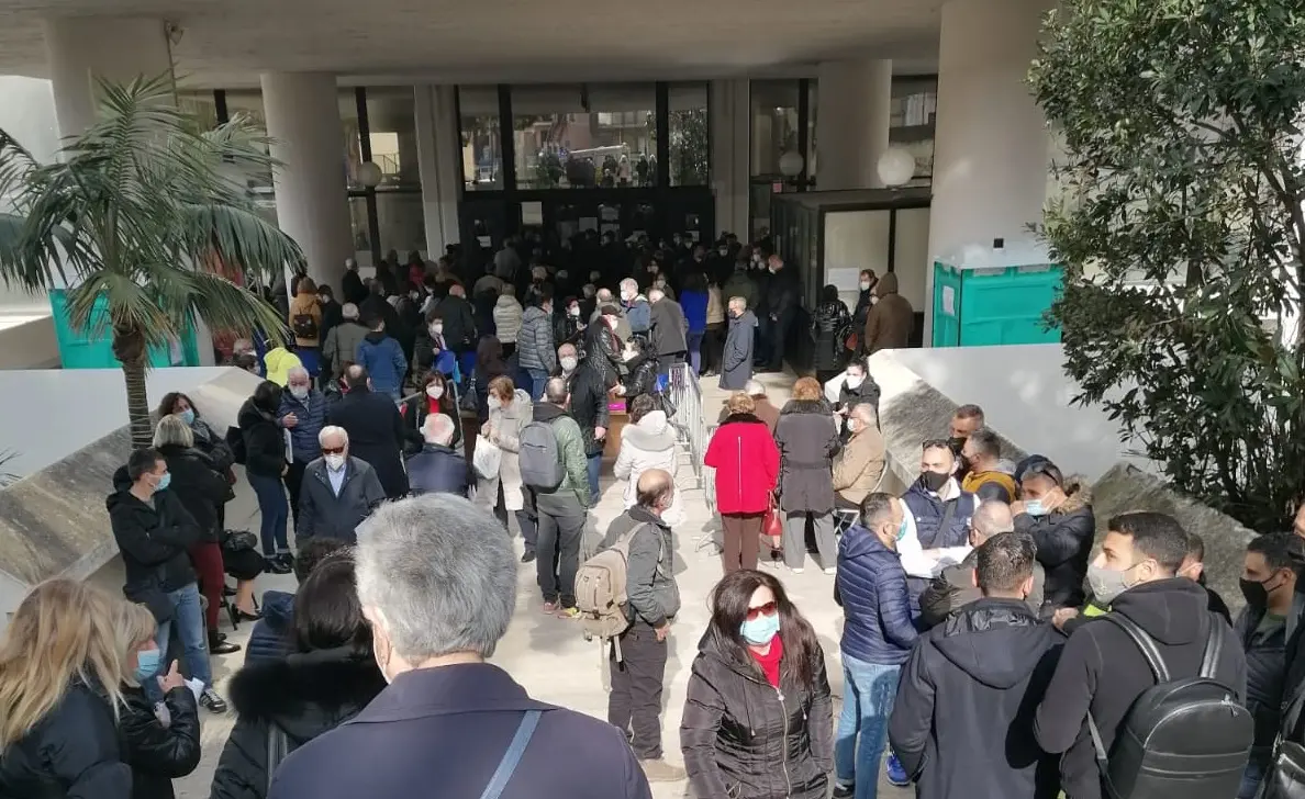 Vaccino anti-Covid, ancora assembramenti a Palazzo Campanella