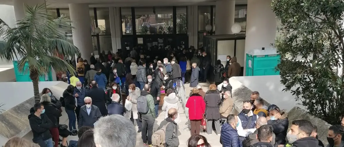 Vaccino anti-Covid, ancora assembramenti a Palazzo Campanella