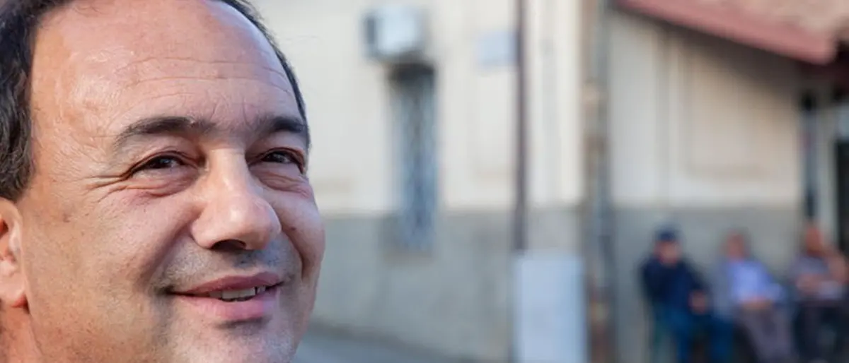 Fuori programma a Bruxelles: Lucano consegna una kefiah a Mattarella al Parlamento europeo