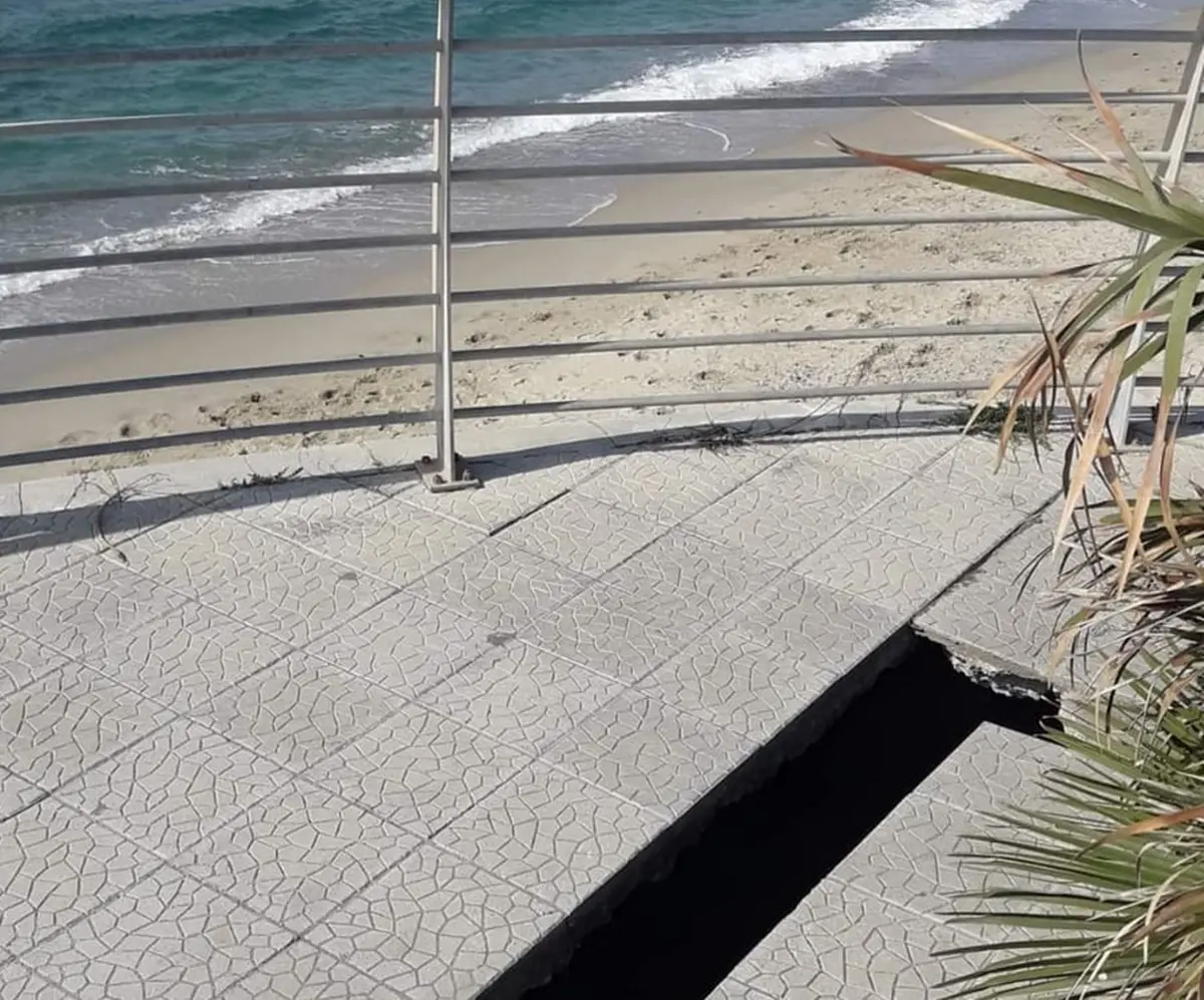 Gallico, cede la pavimentazione della piazzetta del lungomare