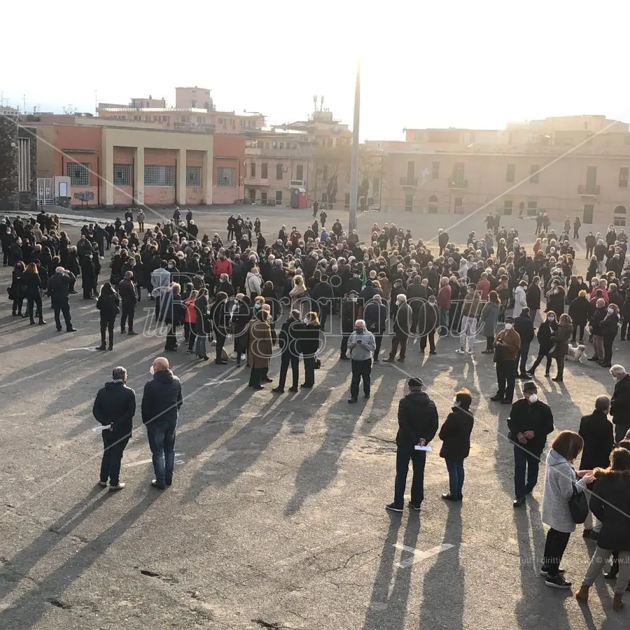 Caos vaccini, Reggio scende in piazza: «Serve piano chiaro e scala di priorità»