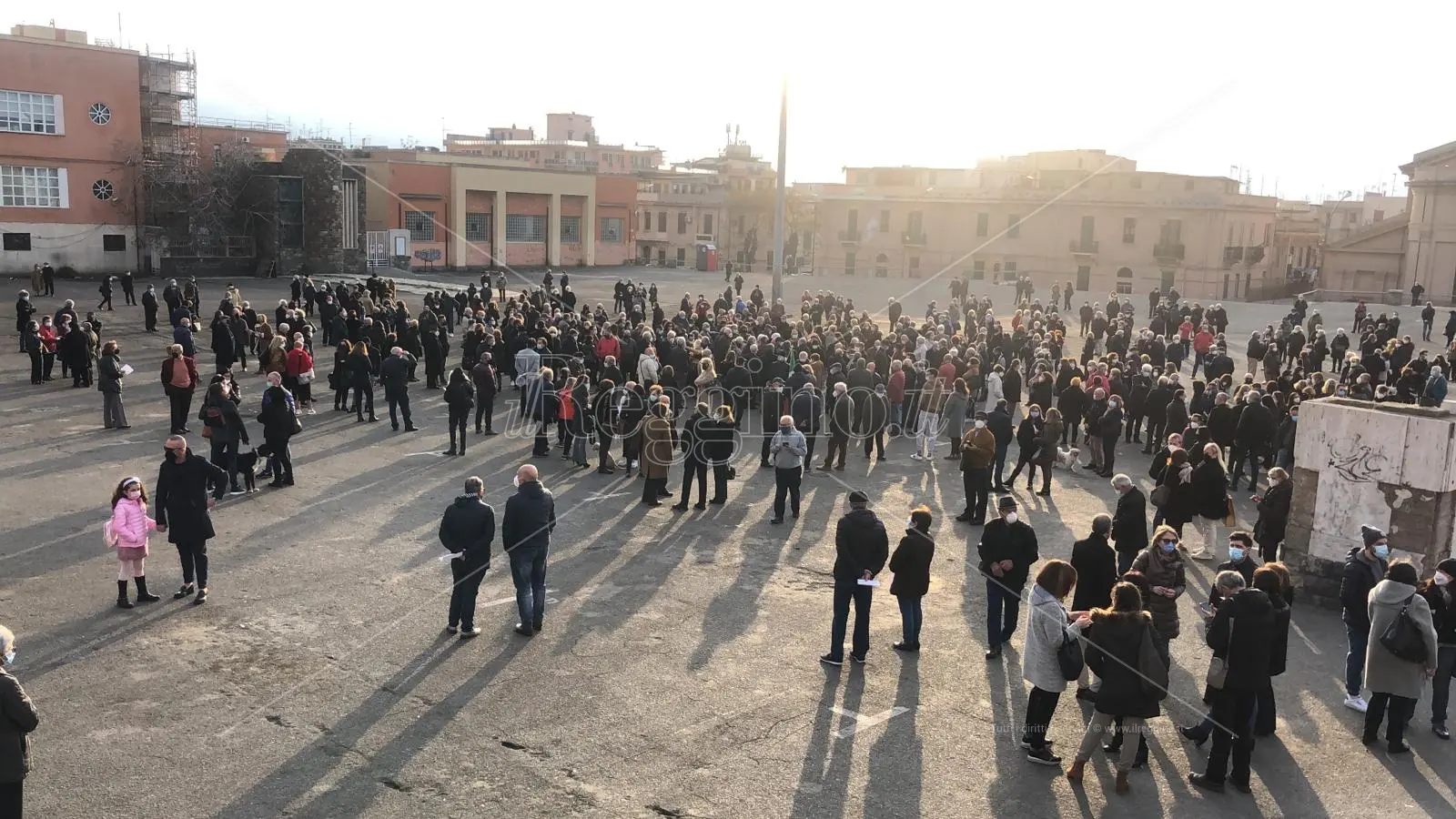 Caos vaccini, Reggio scende in piazza: «Serve piano chiaro e scala di priorità»