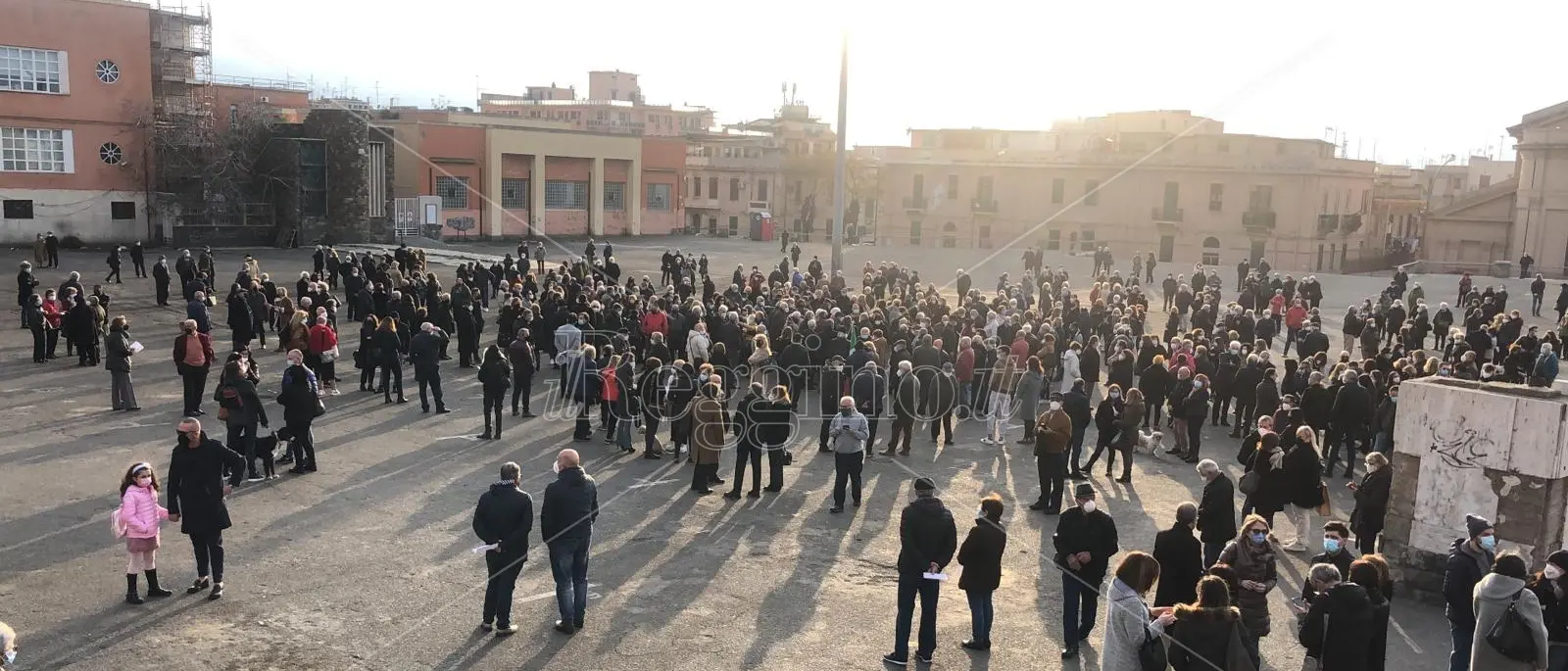 Caos vaccini, Reggio scende in piazza: «Serve piano chiaro e scala di priorità»