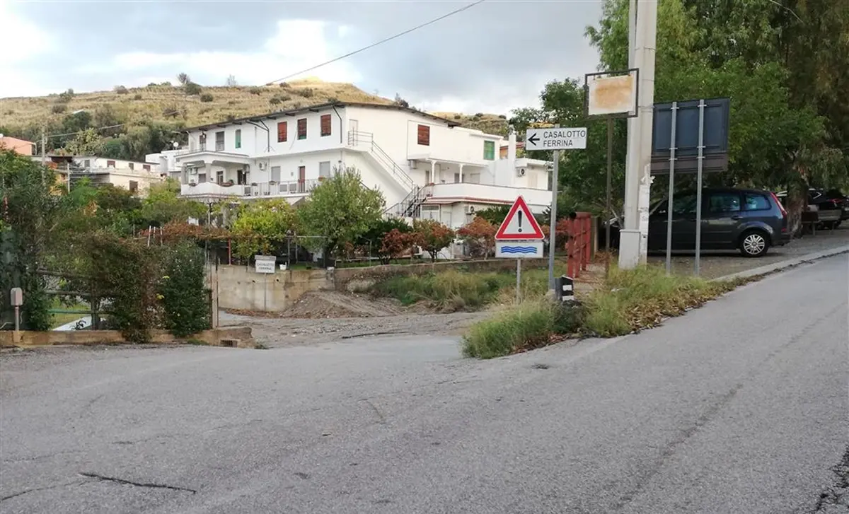 Lazzaro, Crea: «A quando l’attraversamento stabile sul torrente Ferrina?»