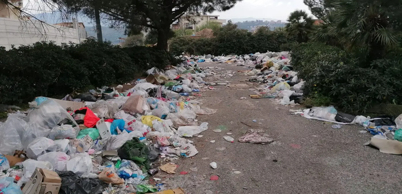 I cumuli di rifiuti di Reggio Calabria finiscono su Google street view