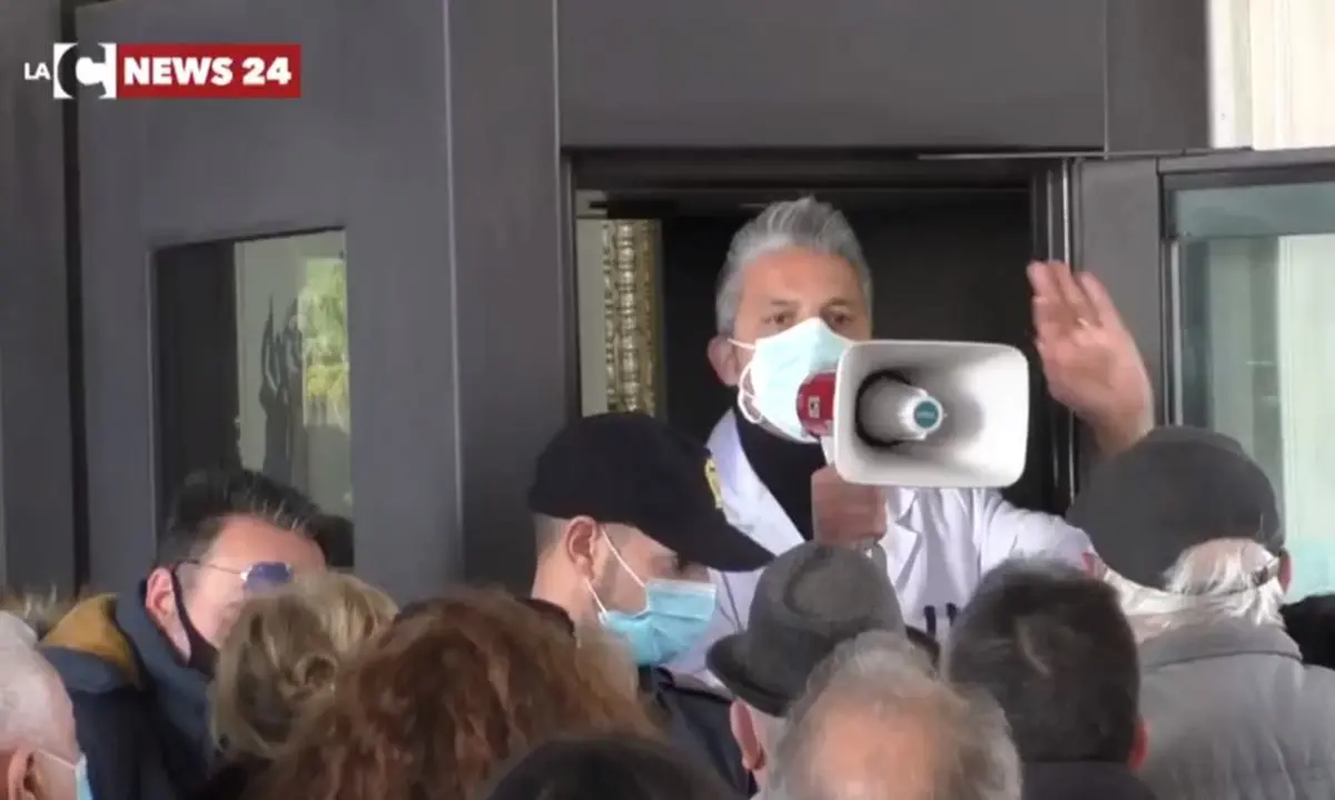 Quel medico col megafono simbolo del fallimento di una Calabria ormai senza futuro