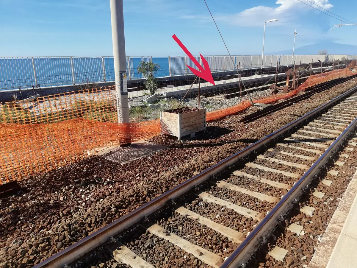 Melito Porto Salvo, desta preoccupazione un muro pericolante della stazione ferroviaria