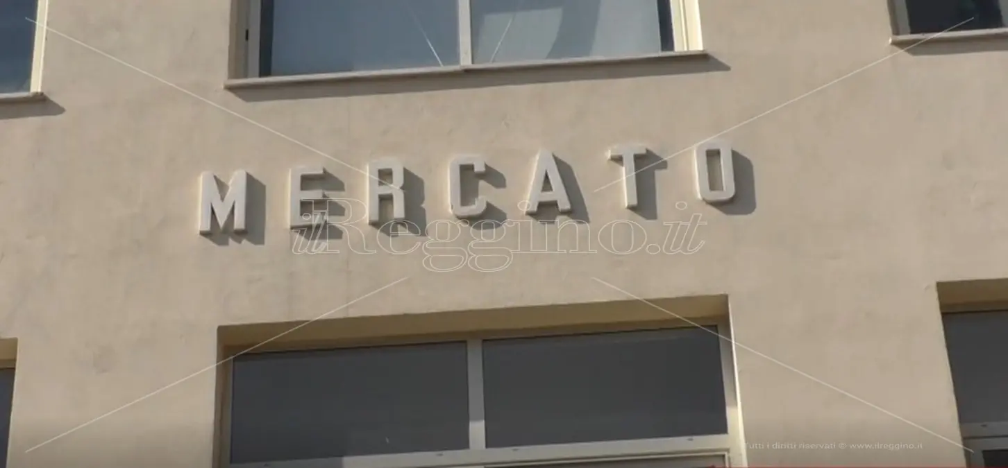 Mercati via Filippini a Reggio, struttura chiusa ma bollette per 80mila euro: il Comune presenta la denuncia