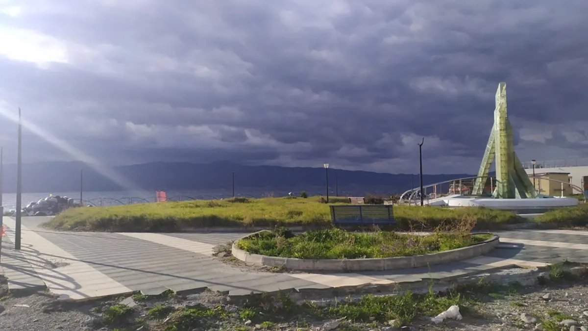 Reggio, rifiuti e degrado nella zona sud. Abbandonata piazzetta Capannina/Omeca