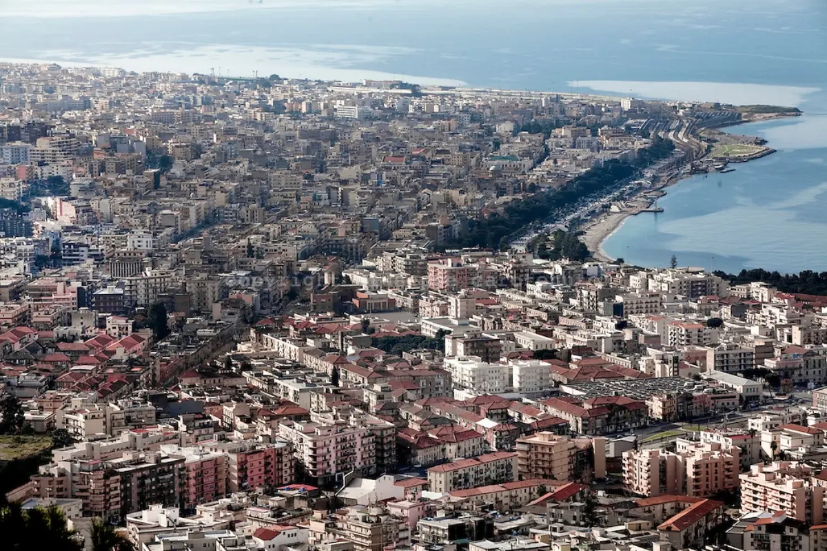 Centrosinistra e centrodestra, il “caos calmo” delle coalizioni decide il destino del sindaco della città di Reggio