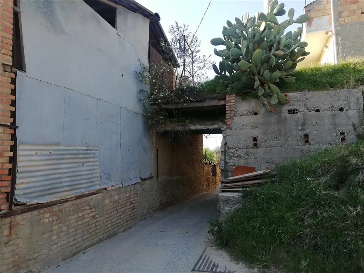 Motta San Giovanni, Ancadic: «Mettere subito in sicurezza l’attraversamento sovrastante via degli Ulivi»