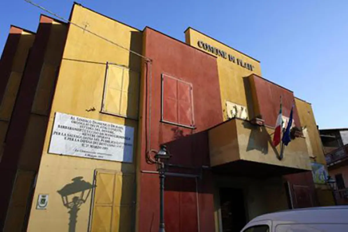 Platì, ignoti vandalizzano diversi locali della scuola media: la denuncia del sindaco Sergi