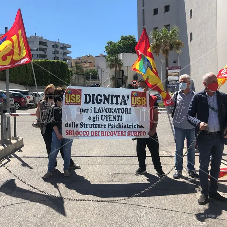 Palmi, sit-in dell'Usb in segno di solidarietà per l'operaio Raffaele Carbone