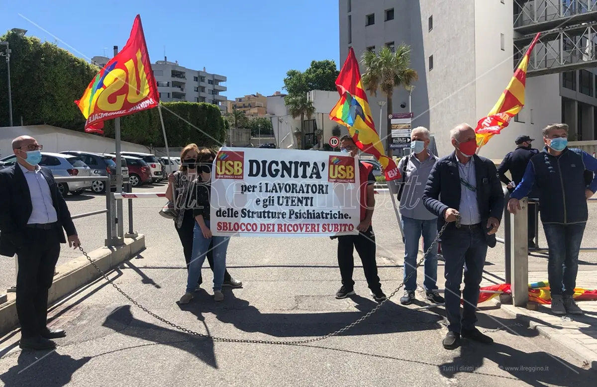 Palmi, sit-in dell'Usb in segno di solidarietà per l'operaio Raffaele Carbone