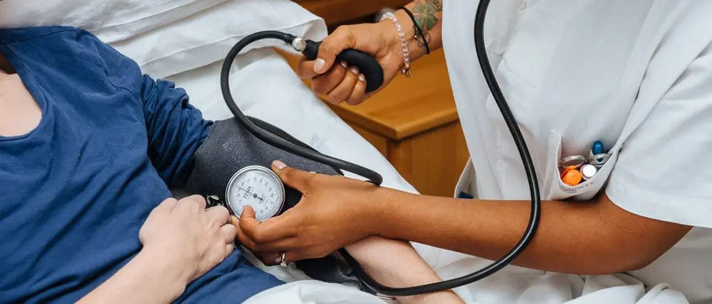 Niente terapia per mancanza di presidi, ma chiedono la firma della paziente per la prestazione: scatta la diffida all’Asp\n