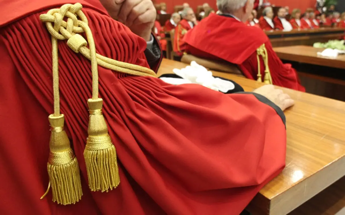 Alfonsino Falbo e le armi rinvenute a Rende: la Cassazione annulla parte della condanna e rinvia per la ricettazione\n
