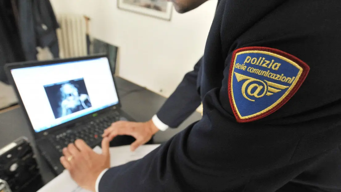 Materiale mostrato durante la conferenza stampa della polizia postale di Genova nell\\'ambito di una operazione che ha portato alla denuncia di decine di persone in tutta Italia per aver scaricato on-line film e telefilm coperti dal diritto d\\'autore, stamani 14 settembre 2010. ANSA/LUCA ZENNARO , ANSA